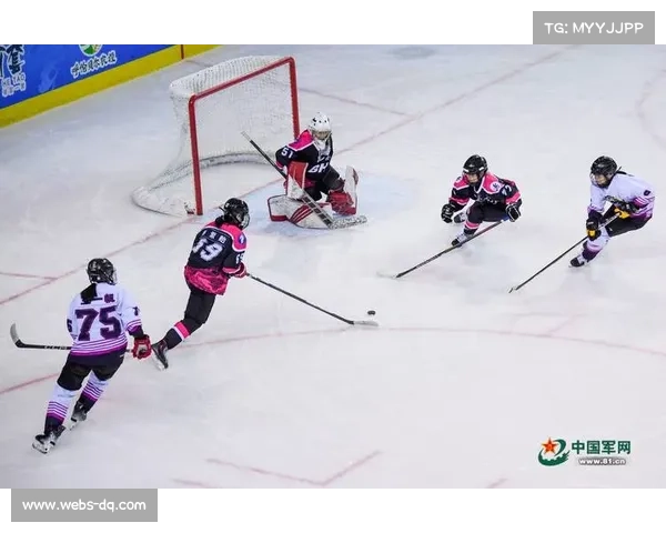中国女子冰球队备战冬奥预选赛 展现拼搏精神迎接挑战